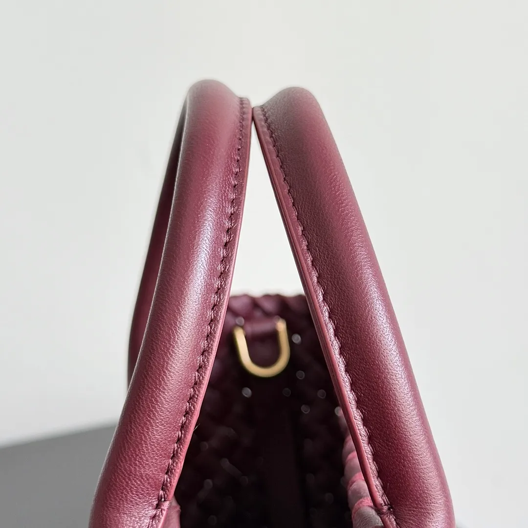 Batch 2120 ready-made BV Mini Cabat limited edition mini vegetable basket💓 The classic bag is available in mini size, different styles can be matched with a full sense of fashion💯 If you like it, don’t miss it, built-in small card holder, double-layer sheepskin weaving inside and outside, full of details✅ Style number: 709464 Size: 22*6.5*15.5cm